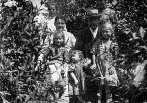Datei:Kuesterlehrer-Gahr+Familie-1922.jpg
