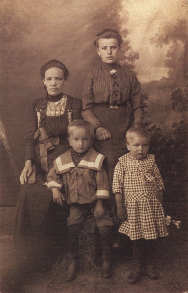 Datei:1915-Titschkowski-vier-Kinder.jpg